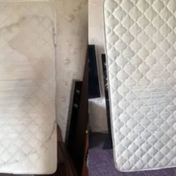 Porównanie materaca przed i po czyszczeniu: po lewej stronie widoczne plamy i zabrudzenia, po prawej czysty, biały materac z pikowanym wzorem w kształcie rombów.