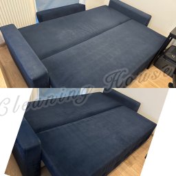 Cleaningbydgoszcz - Ciemnoniebieska rozkładana sofa przed i po czyszczeniu, z widocznymi zabrudzeniami na górze i odświeżonym materiałem na dole, na tle drewnianej podłogi.