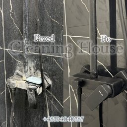 Cleaningbydgoszcz - Porównanie czarnej armatury prysznicowej i płytek imitujących marmur, pokrytych osadem z kamienia i mydła (przed) oraz idealnie czystych i lśniących (po).