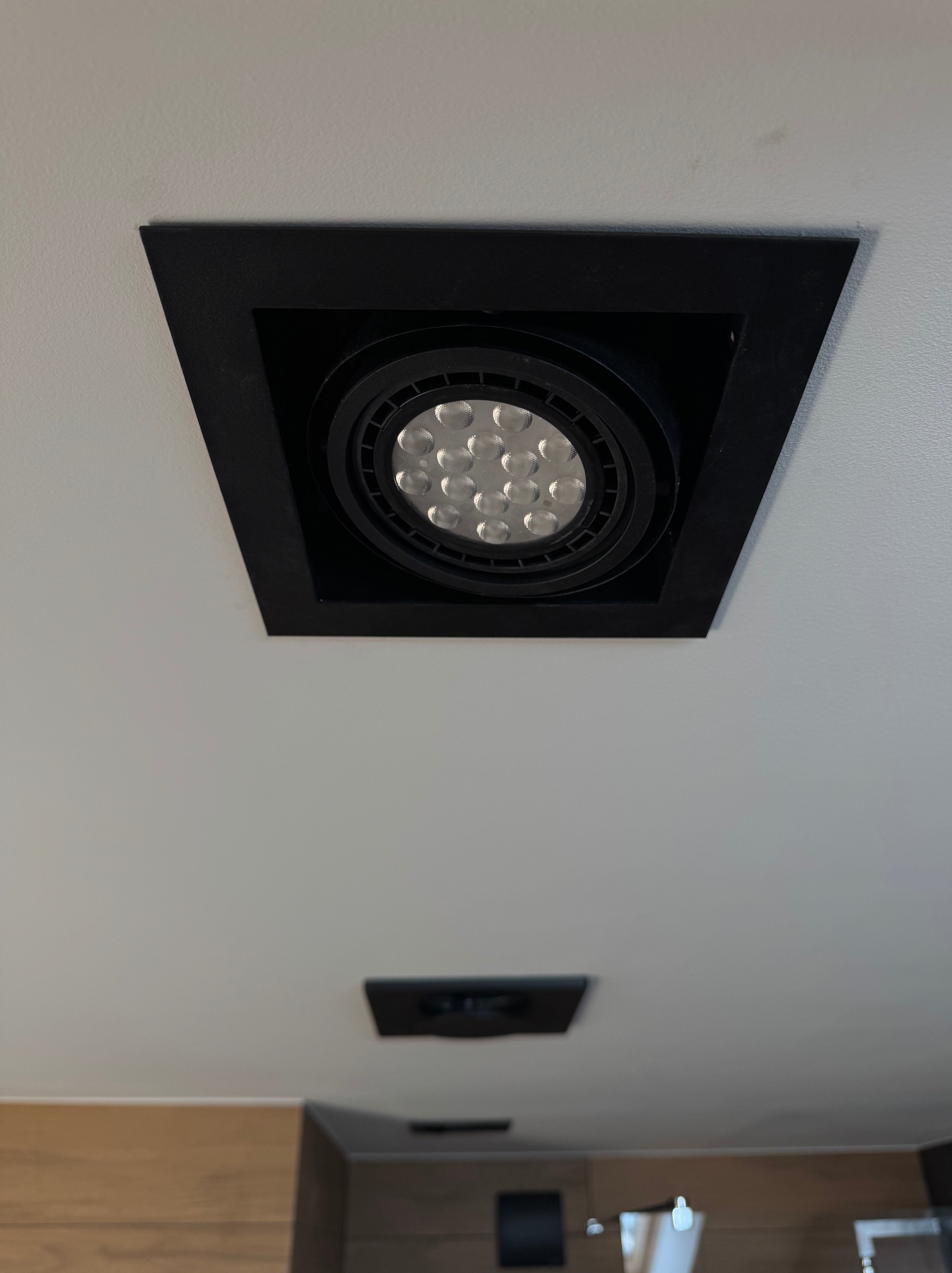 Nowoczesne oświetlenie sufitowe LED w czarnej oprawie, zamontowane w Środzie Wielkopolskiej. Minimalistyczny design, równomierne światło, widoczne detale wykończenia.