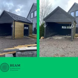 Zdjęcie 'przed i po' budowy drewnianego garażu w Brwinowie. Po lewej garaż z surowego drewna, po prawej pomalowany na czarno, dach pokryty dachówką.