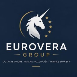 EuroVera Group - Logo Eurovera: biały jednorożec ze złotym rogiem, złotym łukiem i pięcioma gwiazdami, na granatowym tle. Hasło: Dotacje unijne, realne możliwości, trwałe sukcesy.