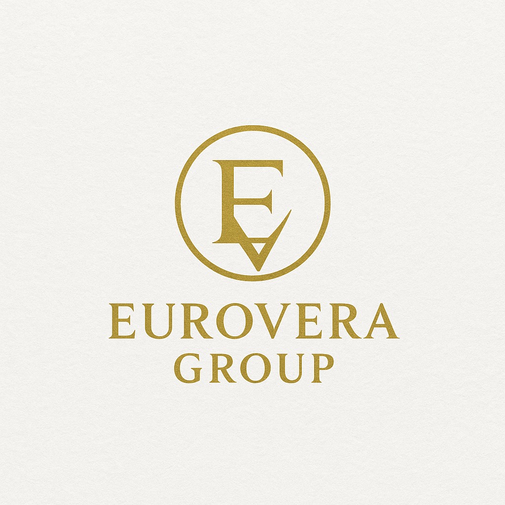 Złote logo Eurovera Group: litera E w okręgu nad nazwą firmy. Elegancki, minimalistyczny design na kremowym tle.