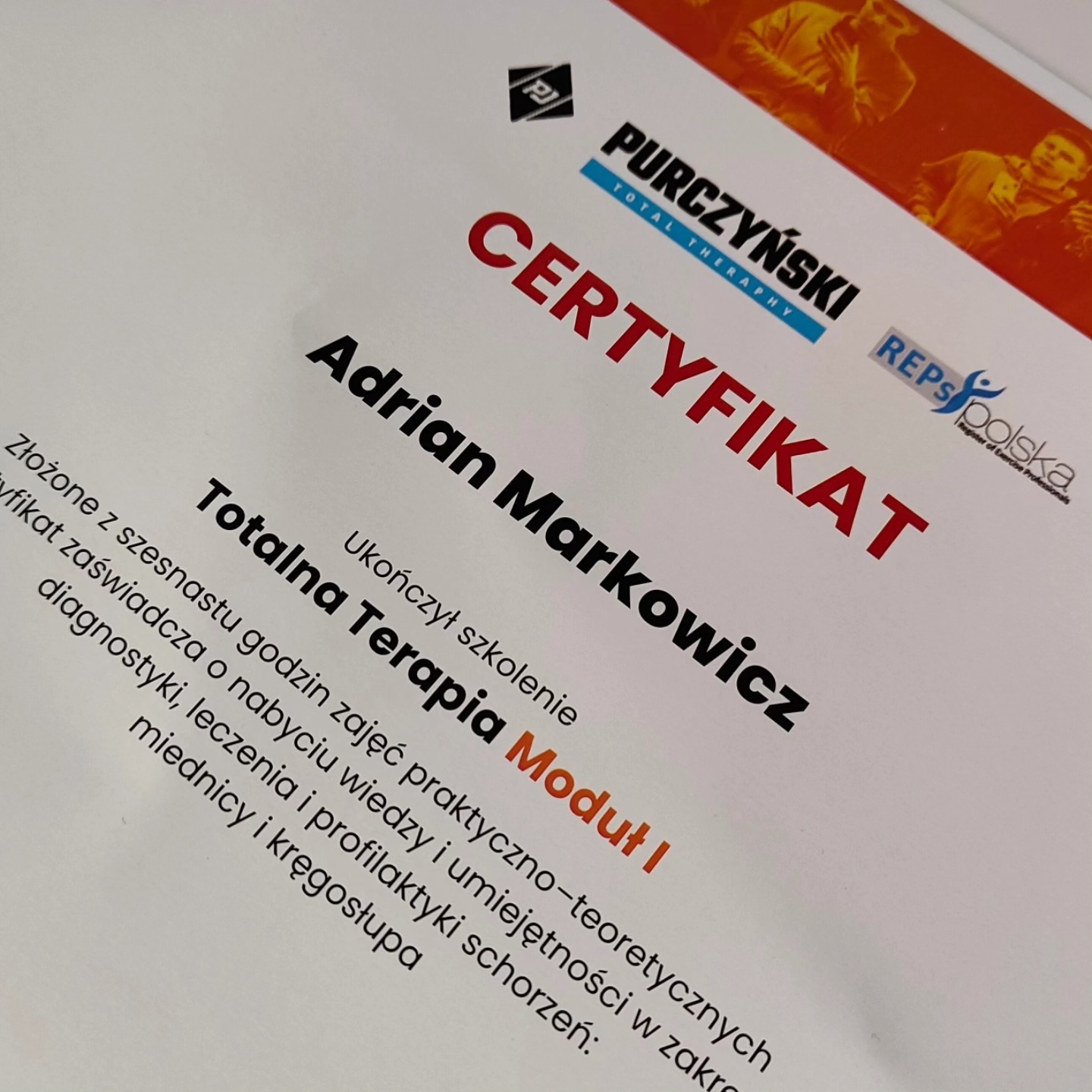 Certyfikat ukończenia szkolenia z terapii manualnej Adriana Markowicza, z logotypami Purczyński Total Therapy i REPs Polska, potwierdzający wiedzę z zakresu leczenia kręgosłupa.