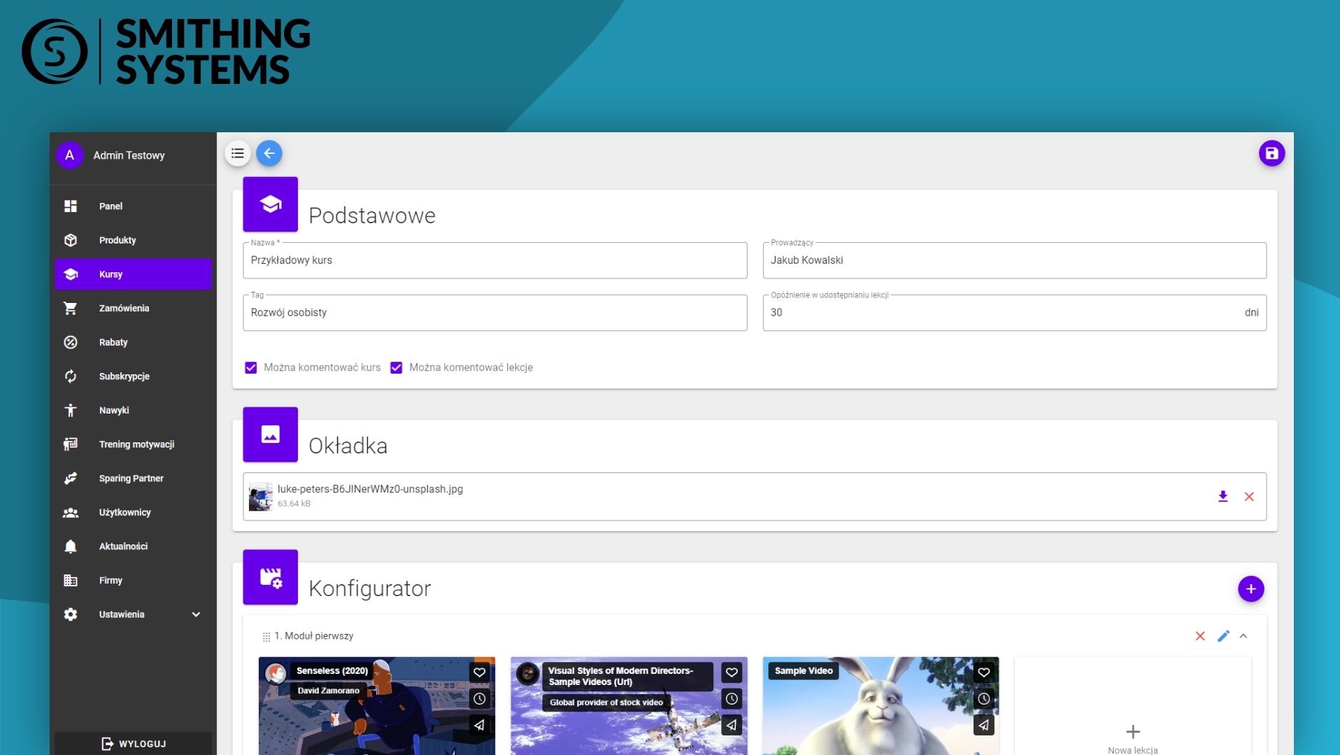 Panel administracyjny platformy e-learningowej Smithing Systems, widok konfiguracji kursu online z możliwością ustawienia nazwy, prowadzącego, tagów, okładki i modułów lekcyjnych.