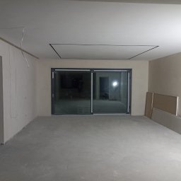 Zabudowa sufitu konstrukcja na stelarzu krzyżowym przygotowana pod zasyp oraz montaż lamp oraz karniszy ukrytych 