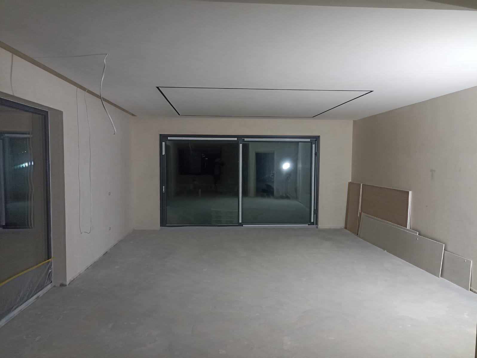 Zabudowa sufitu konstrukcja na stelarzu krzyżowym przygotowana pod zasyp oraz montaż lamp oraz karniszy ukrytych