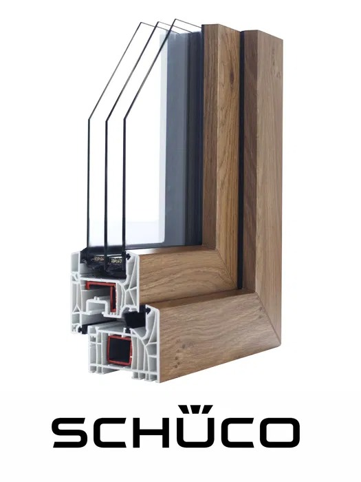 Przekrój okna z profilem PCV w okleinie drewnopodobnej, widoczne trzy szyby i logo producenta Schüco.