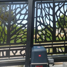 Smart-Tech - Automat zamontowany do bramy otwieranej pod kątem. Napęd i hamulec w kąpieli olejowej.