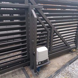 Napęd bezszczotkowy Roger Technology BH30/610/HS. Prędkość otwierania 24m/min.