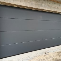 Brama segmentowa RYTERNA w kolorze antracyt RAL 7016. Panel gładki, bez przetłoczeń.