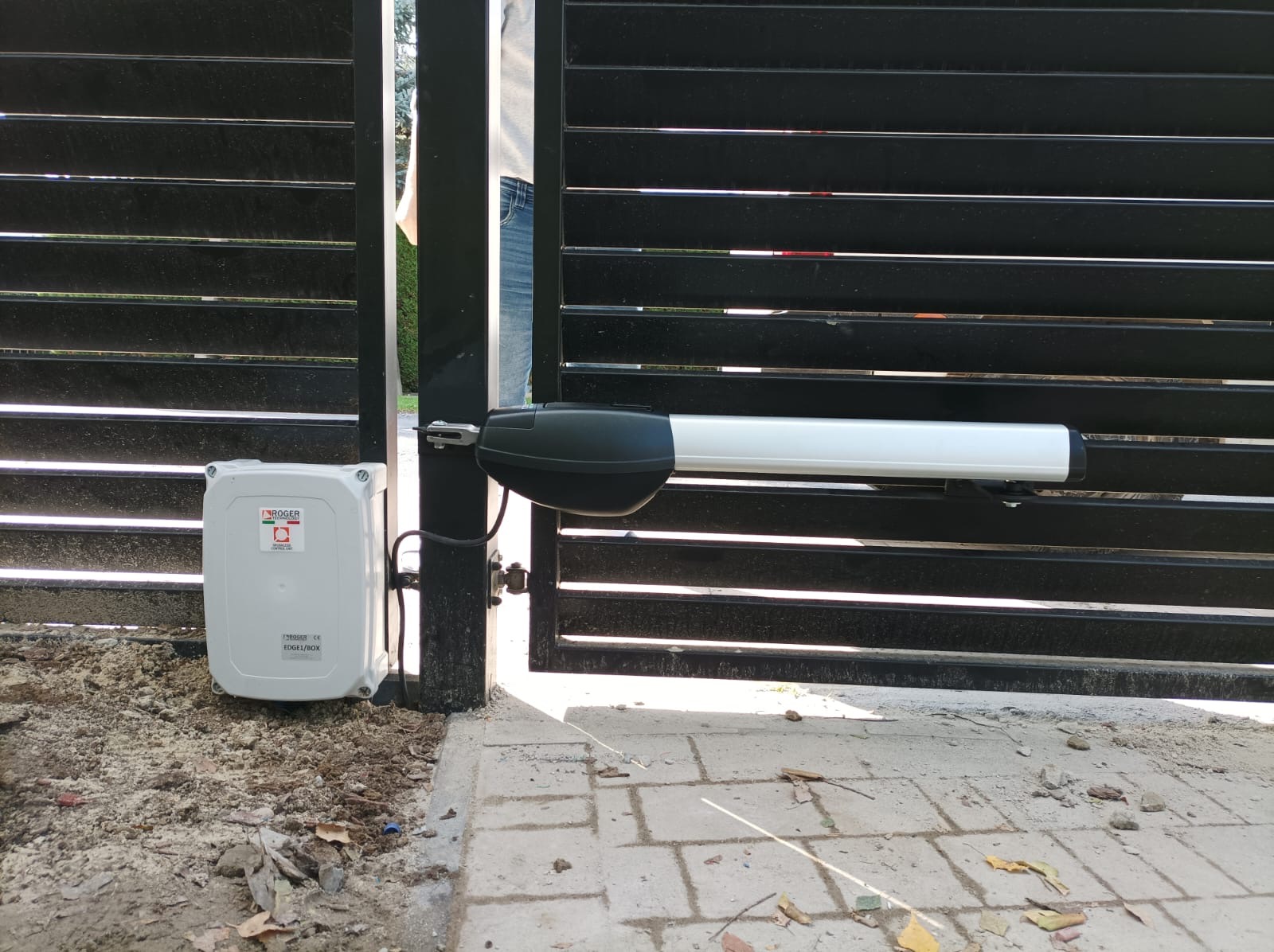 Napęd do bramy skrzydłowej ROGER TECHNOLOGY - silnik bezszczotkowy - wersja HIGH SPEED