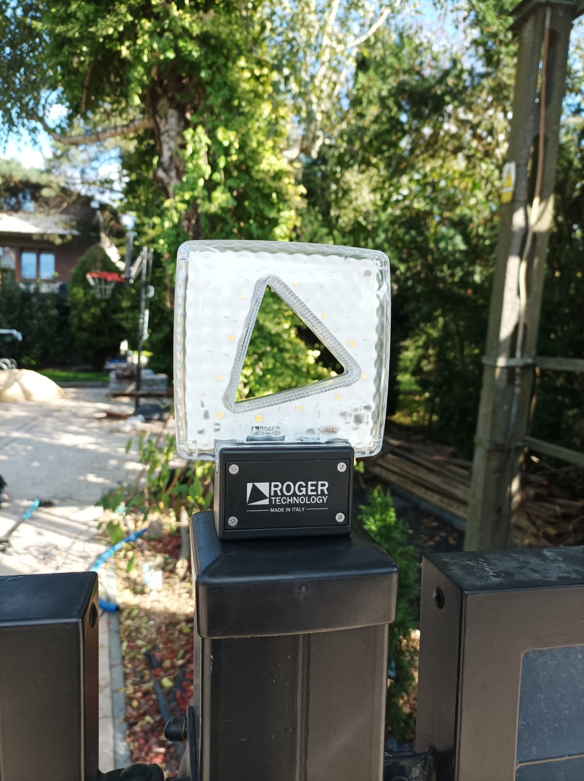 Lampa sygnalizacyjna ROGER TECHNOLOGY z wbudowaną anteną wzmacniającą sygnał.