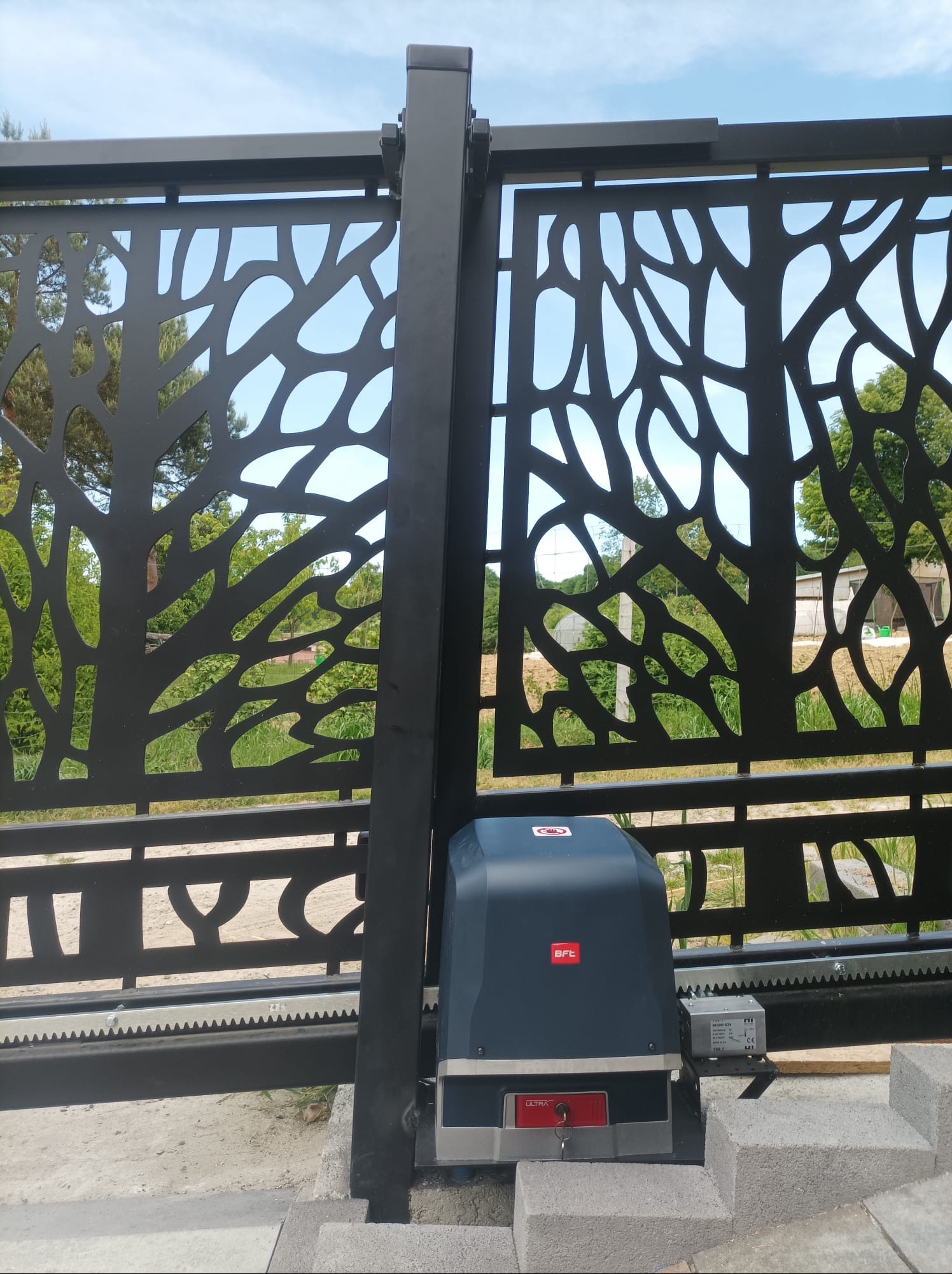 Automat zamontowany do bramy otwieranej pod kątem. Napęd i hamulec w kąpieli olejowej.