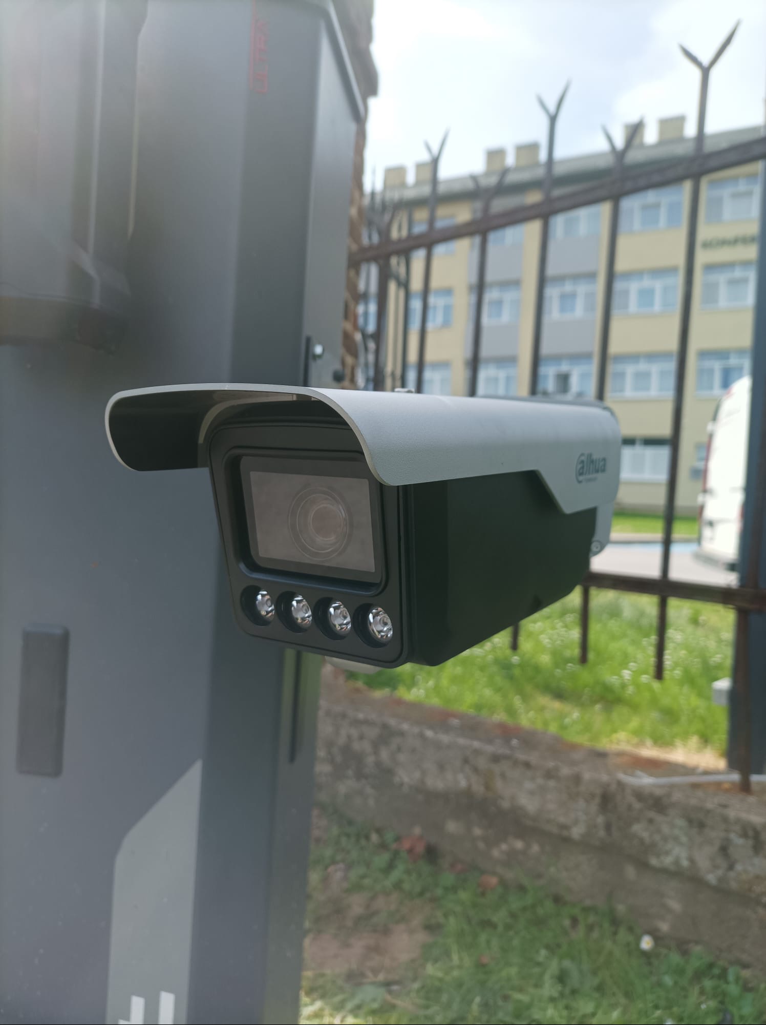 Kamera z funkcją odczytu tablic rejestracyjnych.