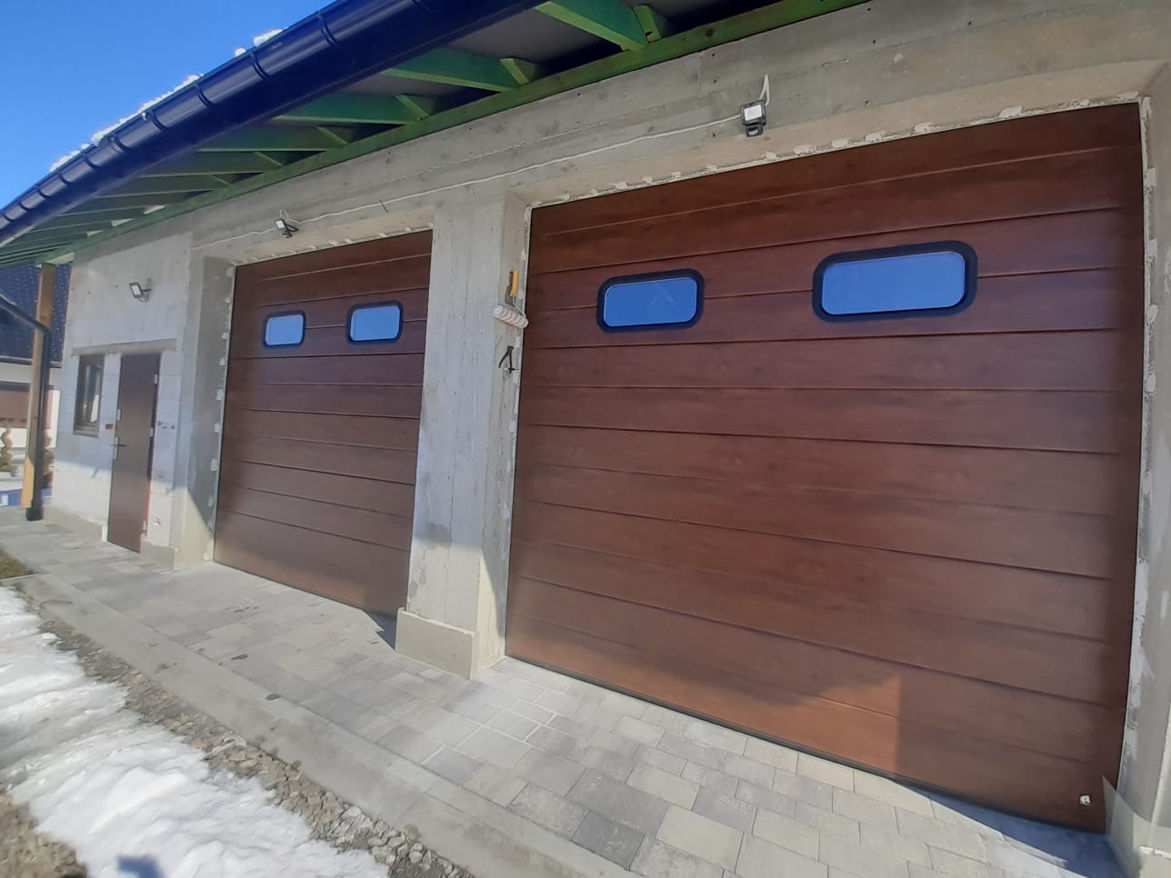 Brama segmentowa - kolor 'orzech'.