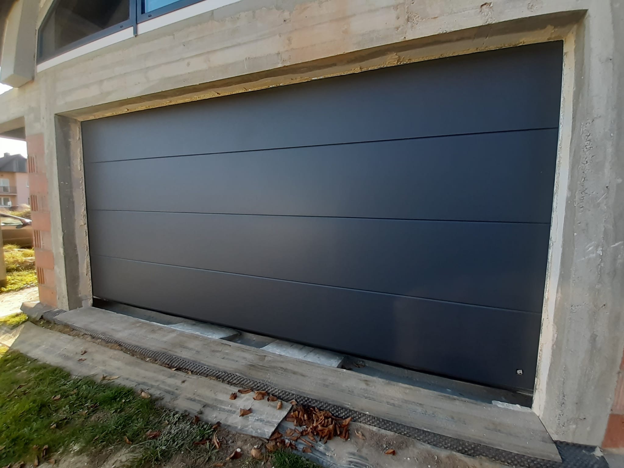 Brama segmentowa w kolorze antracyt.