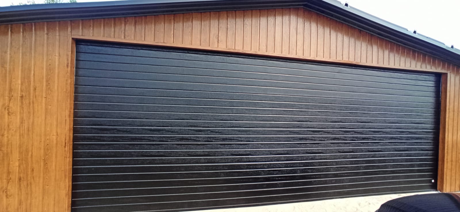 Brama segmentowa w kolorze czarnym o długości 6m.