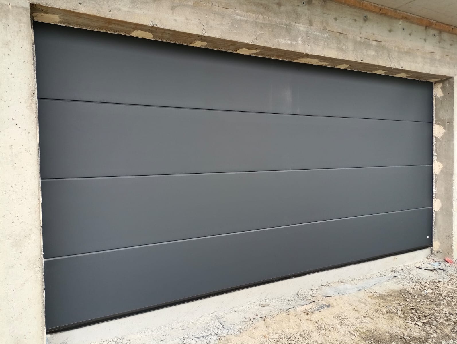 Brama segmentowa RYTERNA w kolorze antracyt RAL 7016. Panel gładki, bez przetłoczeń.