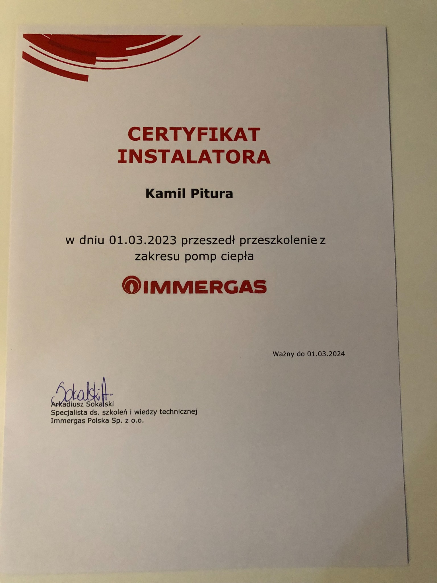 Certyfikat instalatora pomp ciepła firmy Immergas dla Kamila Pitury, ważny do 01.03.2024, podpisany przez Arkadiusza Sokalskiego.