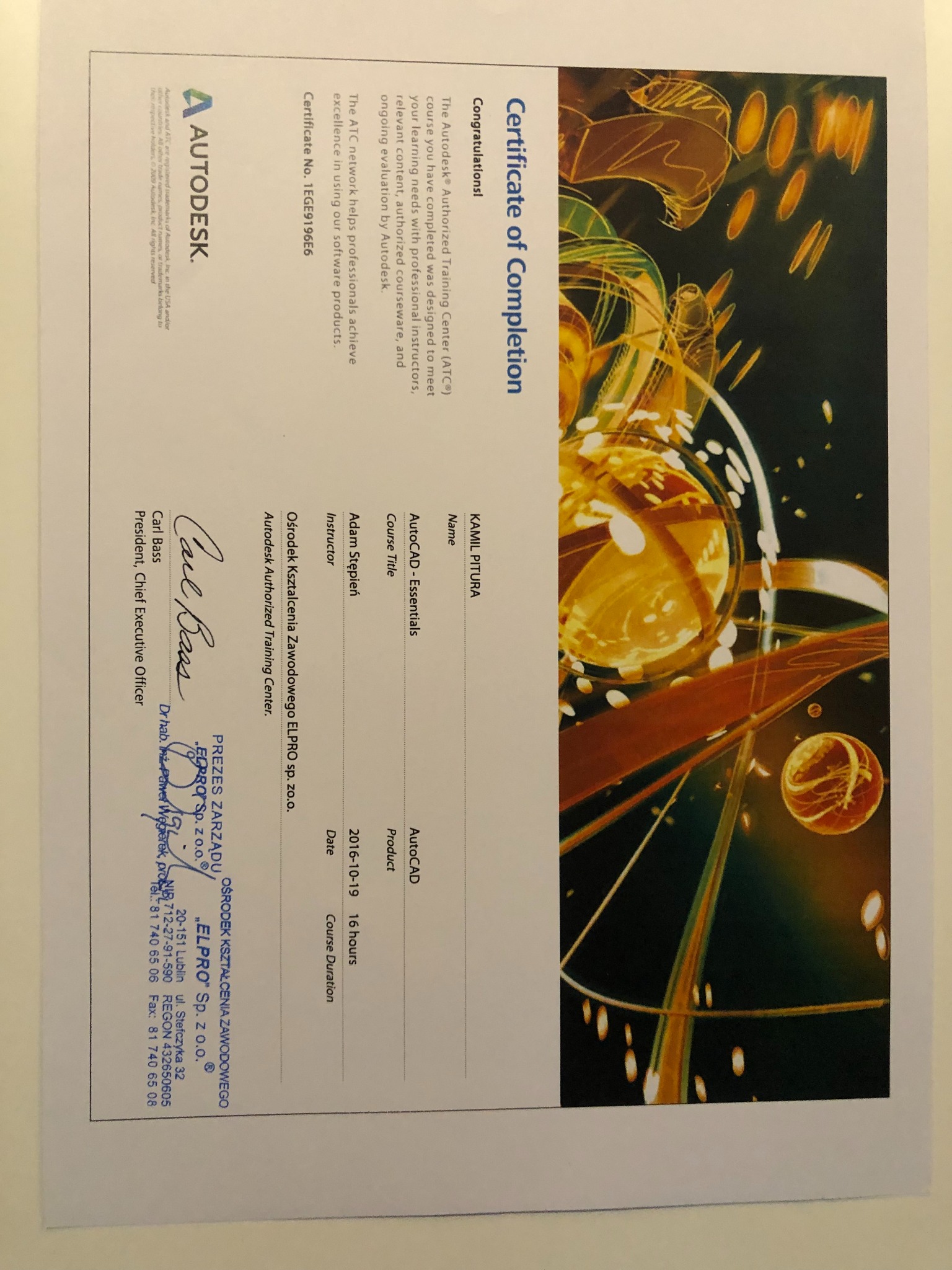 Certyfikat ukończenia kursu AutoCAD - Essentials, wydany przez Autodesk Authorized Training Center, z danymi uczestnika, instruktora, datą i czasem trwania kursu.