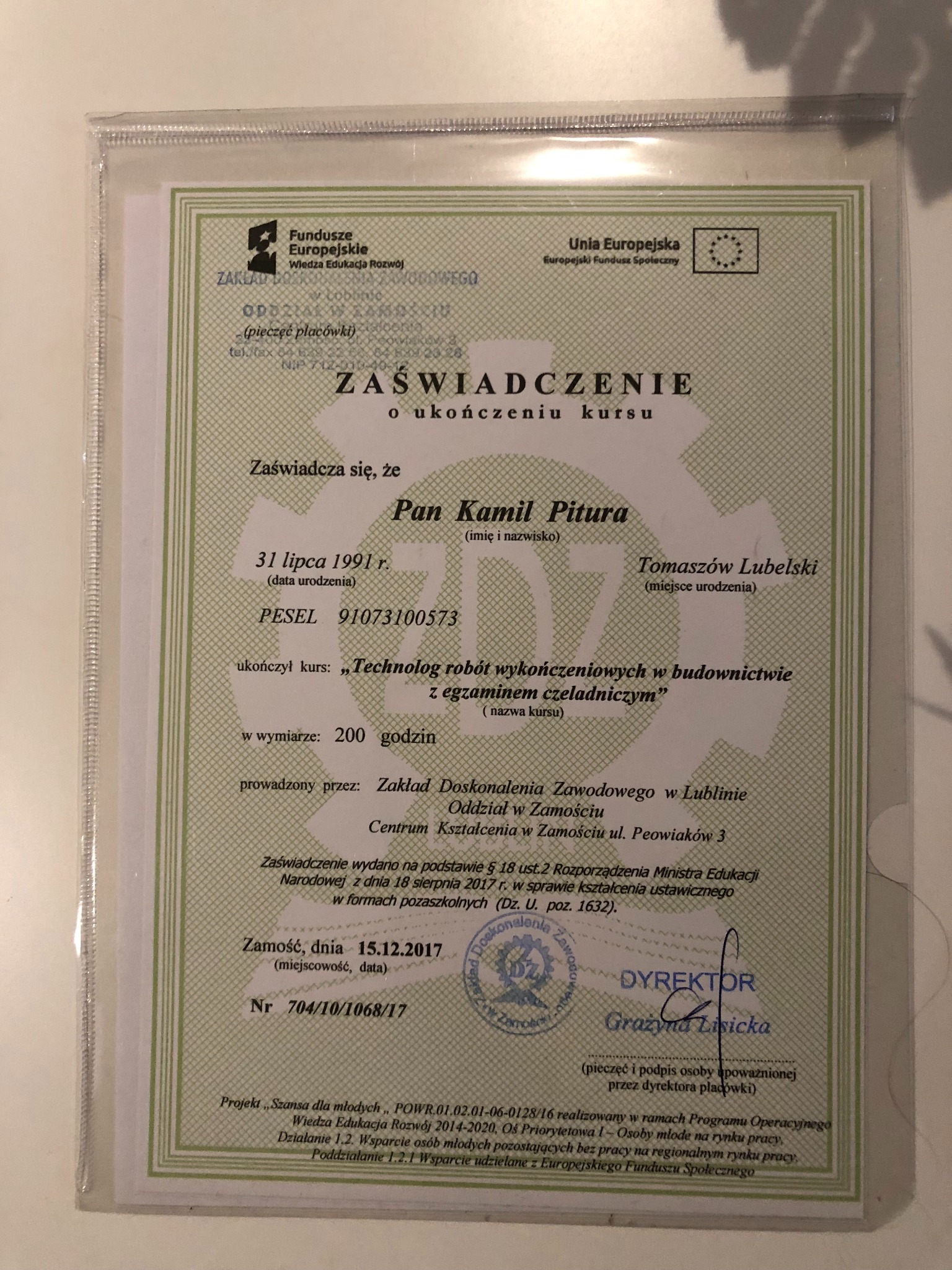 Skan zaświadczenia o ukończeniu kursu 'Technolog robót wykończeniowych w budownictwie z egzaminem czeladniczym', wydanego w Zamościu w 2017 roku.