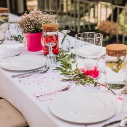 Wiemy, że każdy szczegół liczy się przy organizacji przyjęć okolicznościowych dlatego przywiązujemy do nich bardzo dużą wagę. 