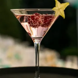 Koktajle zar&oacute;wno alkoholowe jak i bezalkoholowe mogą r&oacute;wnież pojawić się na Państwa przyjęciu w naszym wydaniu.