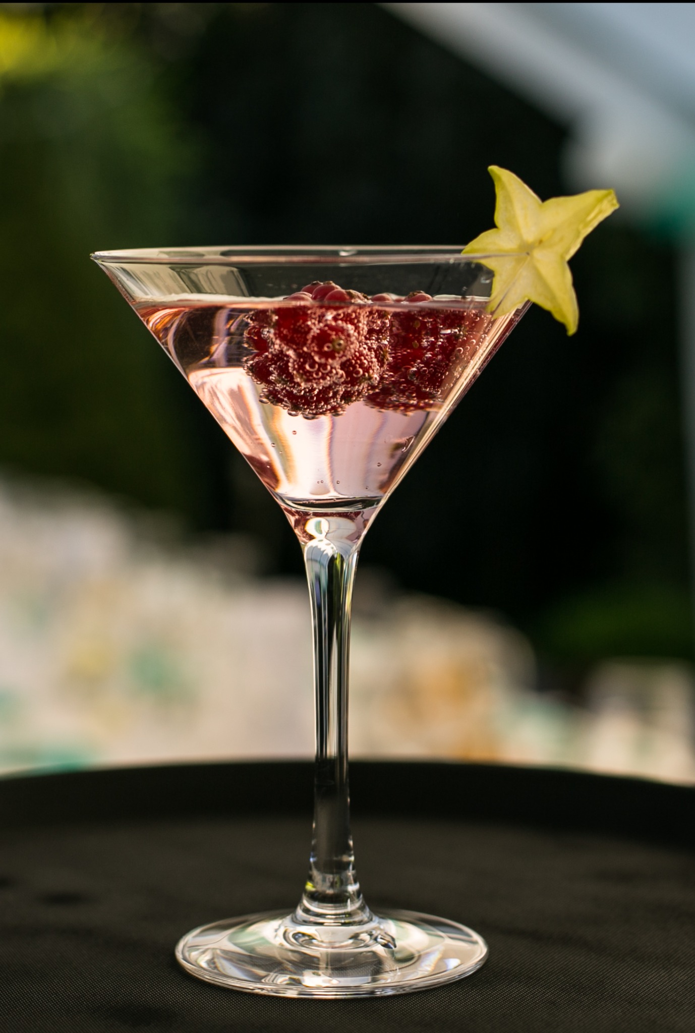 Koktajle zarówno alkoholowe jak i bezalkoholowe mogą również pojawić się na Państwa przyjęciu w naszym wydaniu.