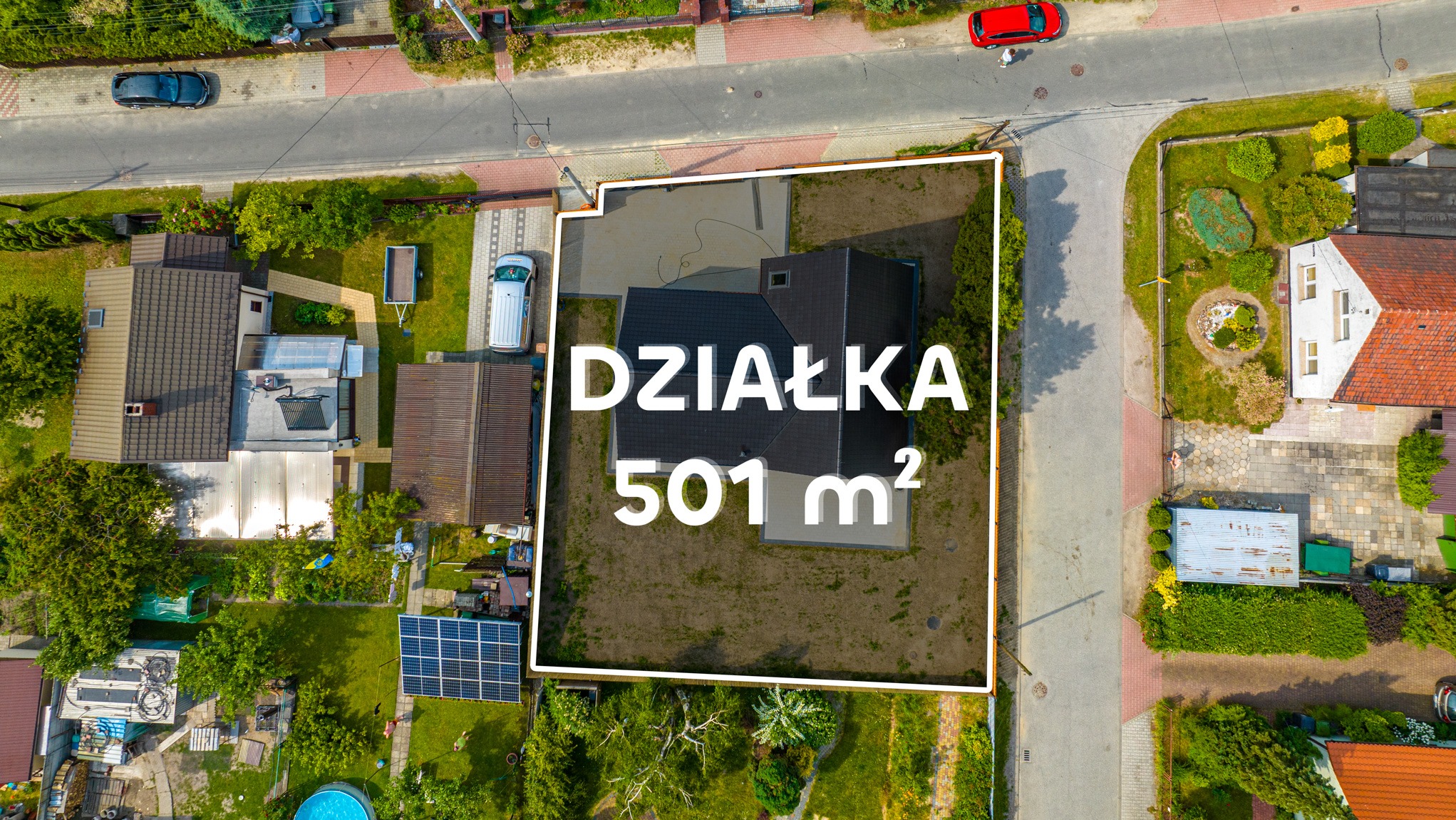 Zdjęcie z lotu ptaka działki o powierzchni 501 m² w Gliwicach, z zaznaczonymi granicami i widocznym domem z ciemnym dachem oraz otoczeniem.