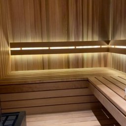Sauna wykonana z cedru, najdroższy z dostępnych materiałów charakteryzujący się niepowtarzalnym walorem zapachowym
