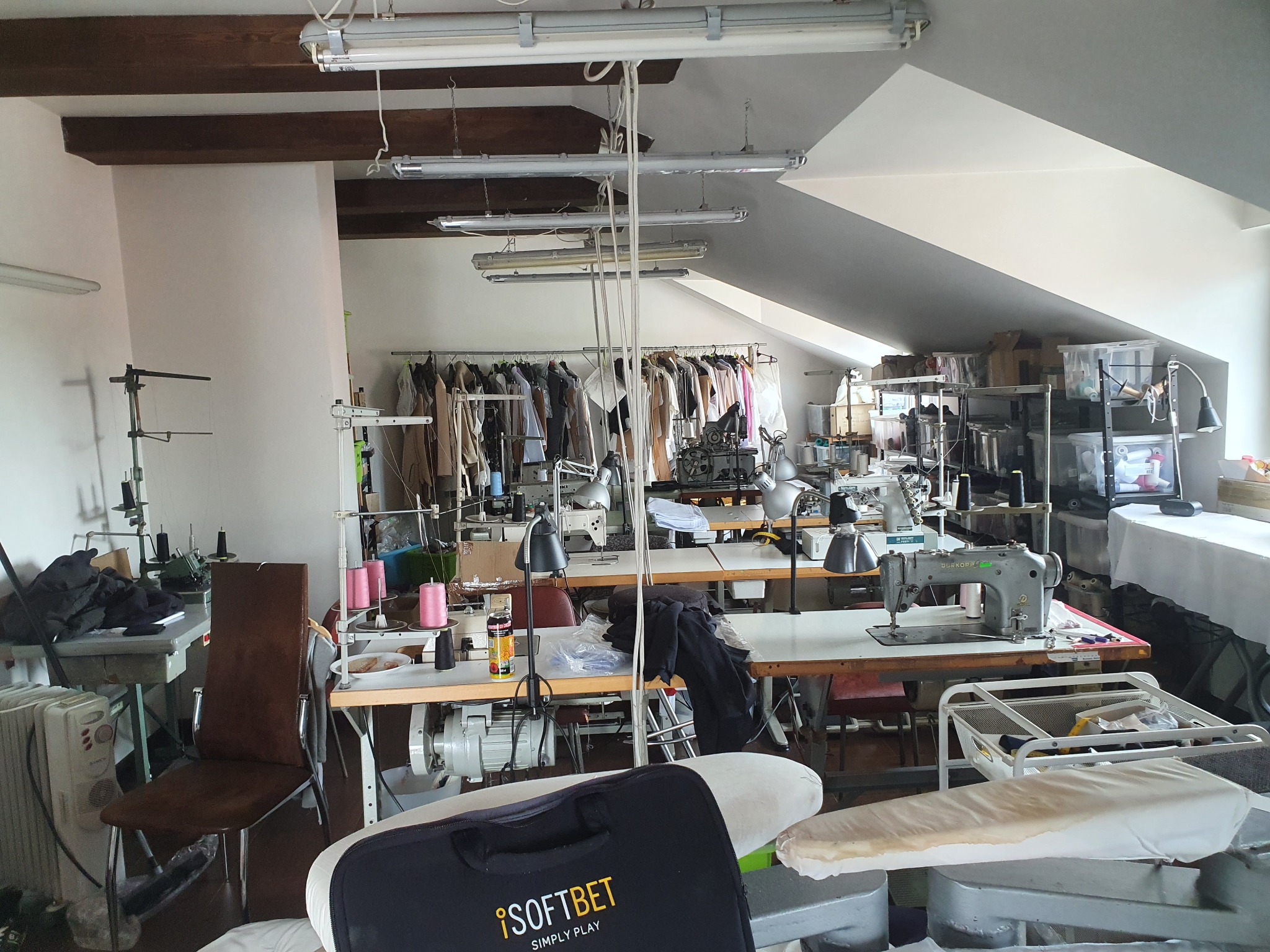 Chce sprzedać maszyny do szycia