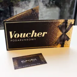 Otwarty, czarno-złoty voucher prezentowy z kokardą i dopasowana wizytówka salonu Euforia Nails & Hair na białym tle.
