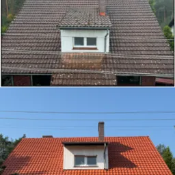 Porównanie dachu przed i po czyszczeniu: górna część z widocznymi zabrudzeniami i mchem, dolna część z czystą, czerwoną dachówką.