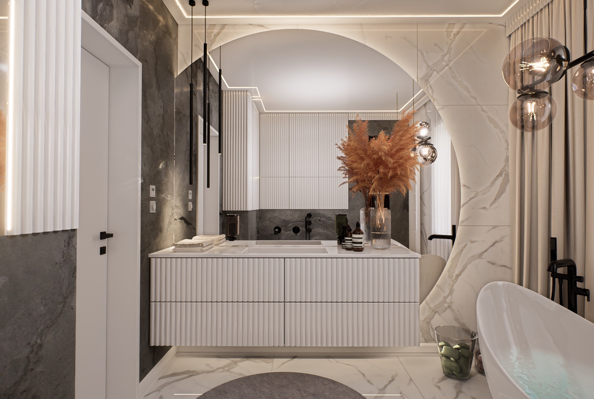 Nowoczesna łazienka z marmurowymi ścianami, białą szafką umywalkową z żłobieniami, wolnostojącą wanną i dekoracyjną trawą pampasową w wazonie.