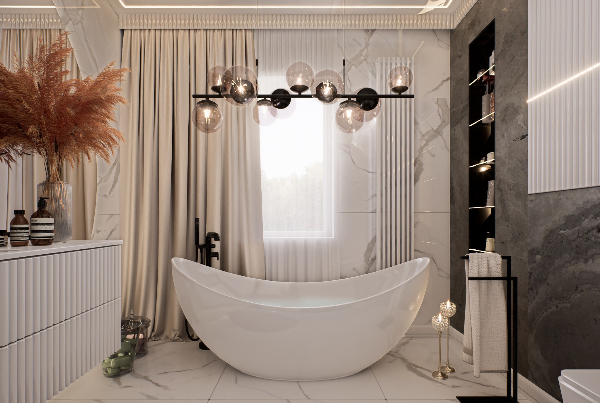 Nowoczesna łazienka z wolnostojącą wanną, oświetlona lampą z kulistymi kloszami, z dekoracyjnymi elementami jak pampasowa trawa w wazonie i świece w ozdobnych świecznikach.