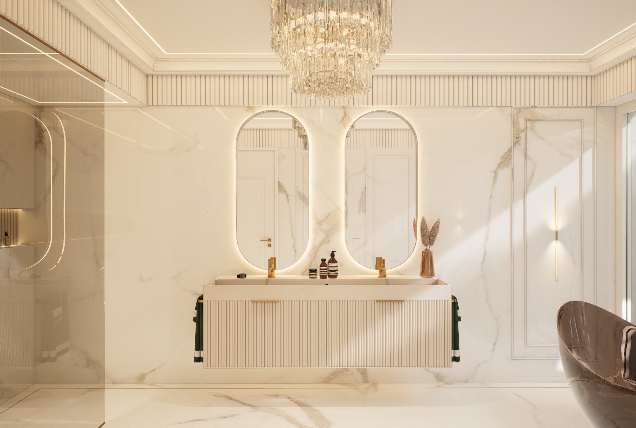 Elegancka łazienka w bieli i złocie: podwójna umywalka z owalnymi lustrami, kryształowy żyrandol, marmurowe ściany i podłoga, designerskie oświetlenie.