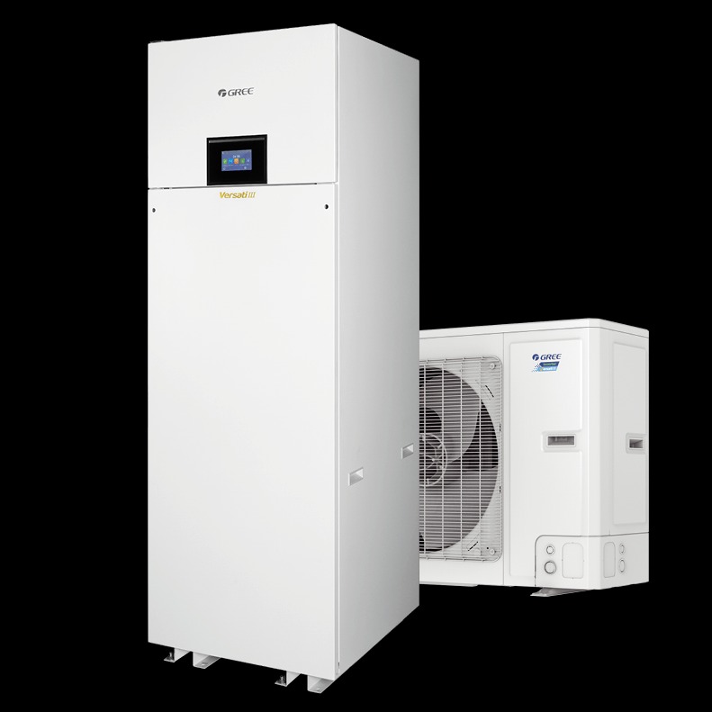 Biała pompa ciepła marki Gree Versati III, widok z przodu na czarnym tle, prezentacja produktu.