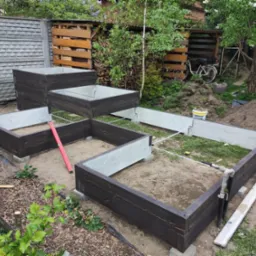 Zakres usług: - Wykonanie betonowych rabat ogrodowych.