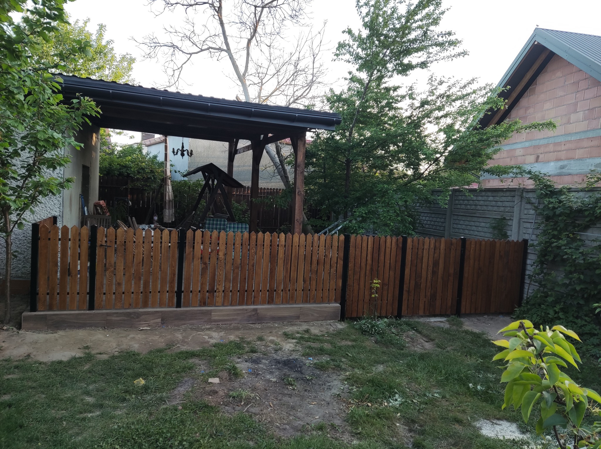 Zakres usługi: - Wykonanie ogrodzenia wiaty grillowej. - Położenie płytek.