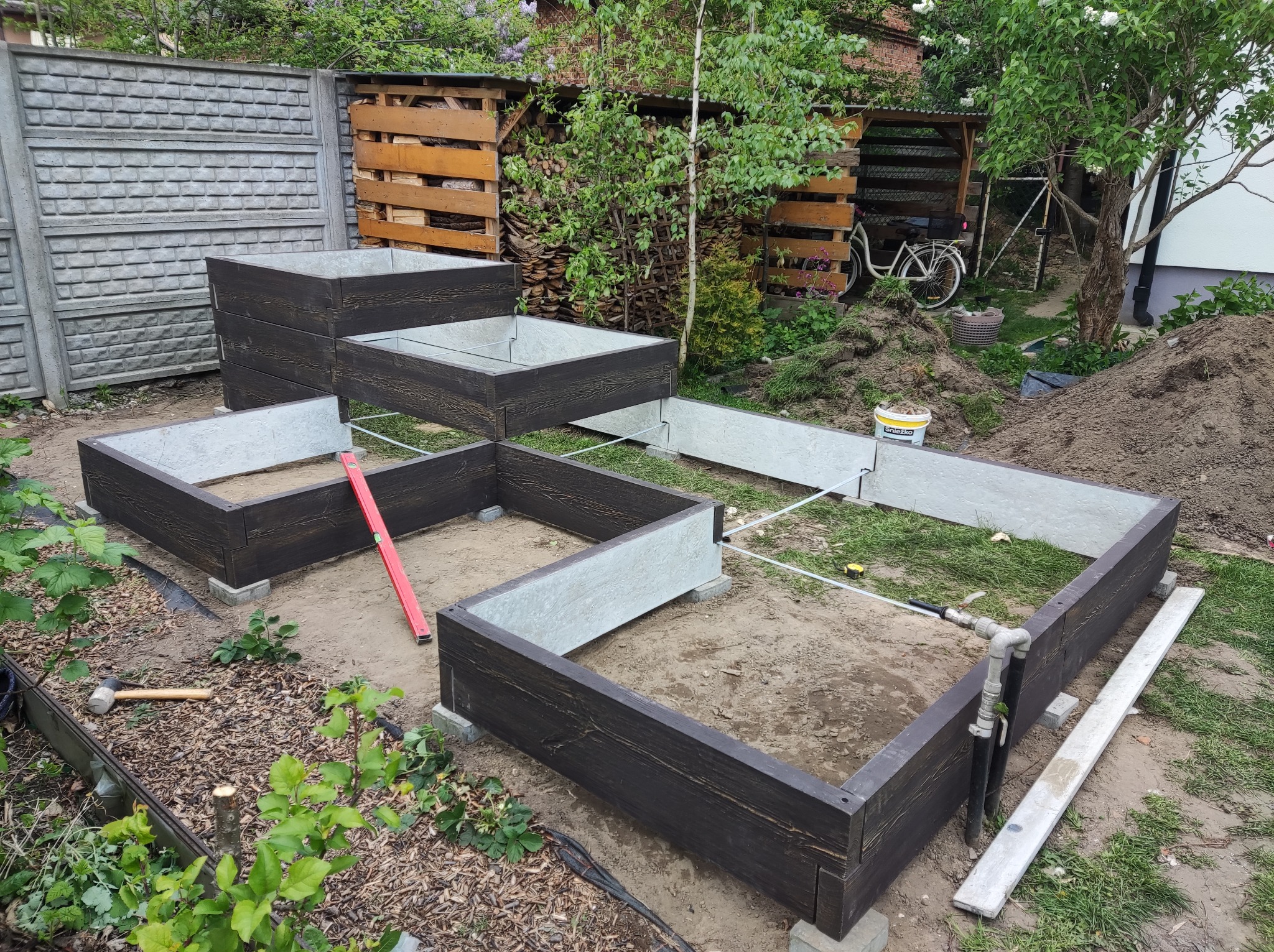 Zakres usług: - Wykonanie betonowych rabat ogrodowych.