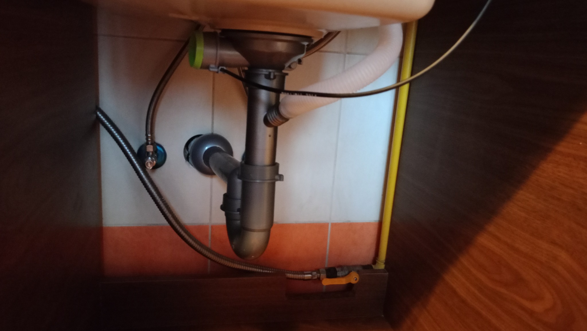 Oraz podłączenia odpływu i armatury