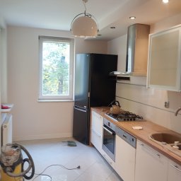 Mariusz - Kuchnia w trakcie remontu: widoczny odkurzacz przemysłowy, świeżo pomalowane ściany, nowe meble kuchenne i sprzęt AGD.