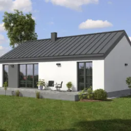 Nowoczesny, parterowy dom z szarą blachą na dachu, białą elewacją i dużymi, przesuwnymi oknami tarasowymi, widok z zewnątrz na trawnik i patio z meblami ogrodowymi.