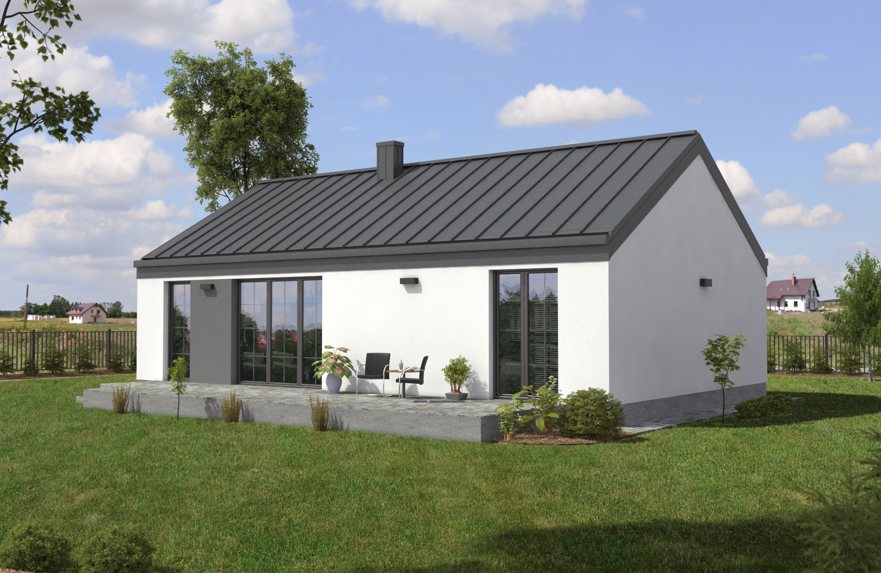Nowoczesny, parterowy dom z szarą blachą na dachu, białą elewacją i dużymi, przesuwnymi oknami tarasowymi, widok z zewnątrz na trawnik i patio z meblami ogrodowymi.