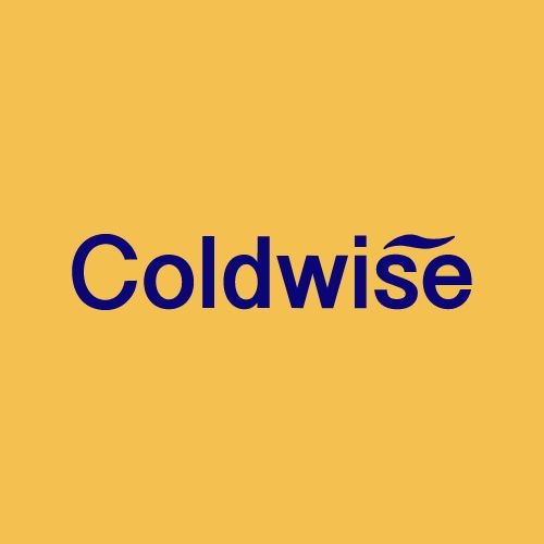 Logo firmy Coldwise na żółtym tle, napisane ciemnoniebieską czcionką.