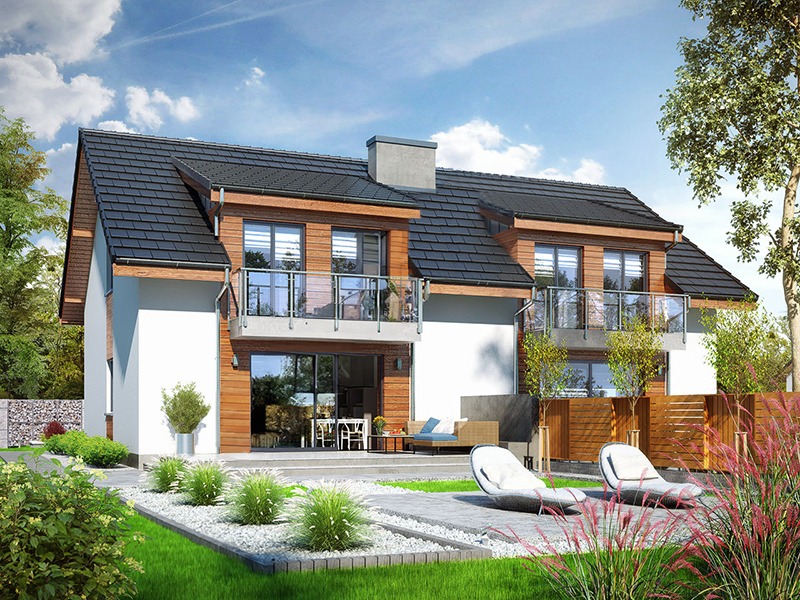 Dwukondygnacyjny dom modułowy z białymi ścianami i drewnianą elewacją, czarnym dachem dwuspadowym, balkonami z balustradami ze szkła, widok z poziomu ogrodu z dwoma leżakami i roślinnością ozdobną.
