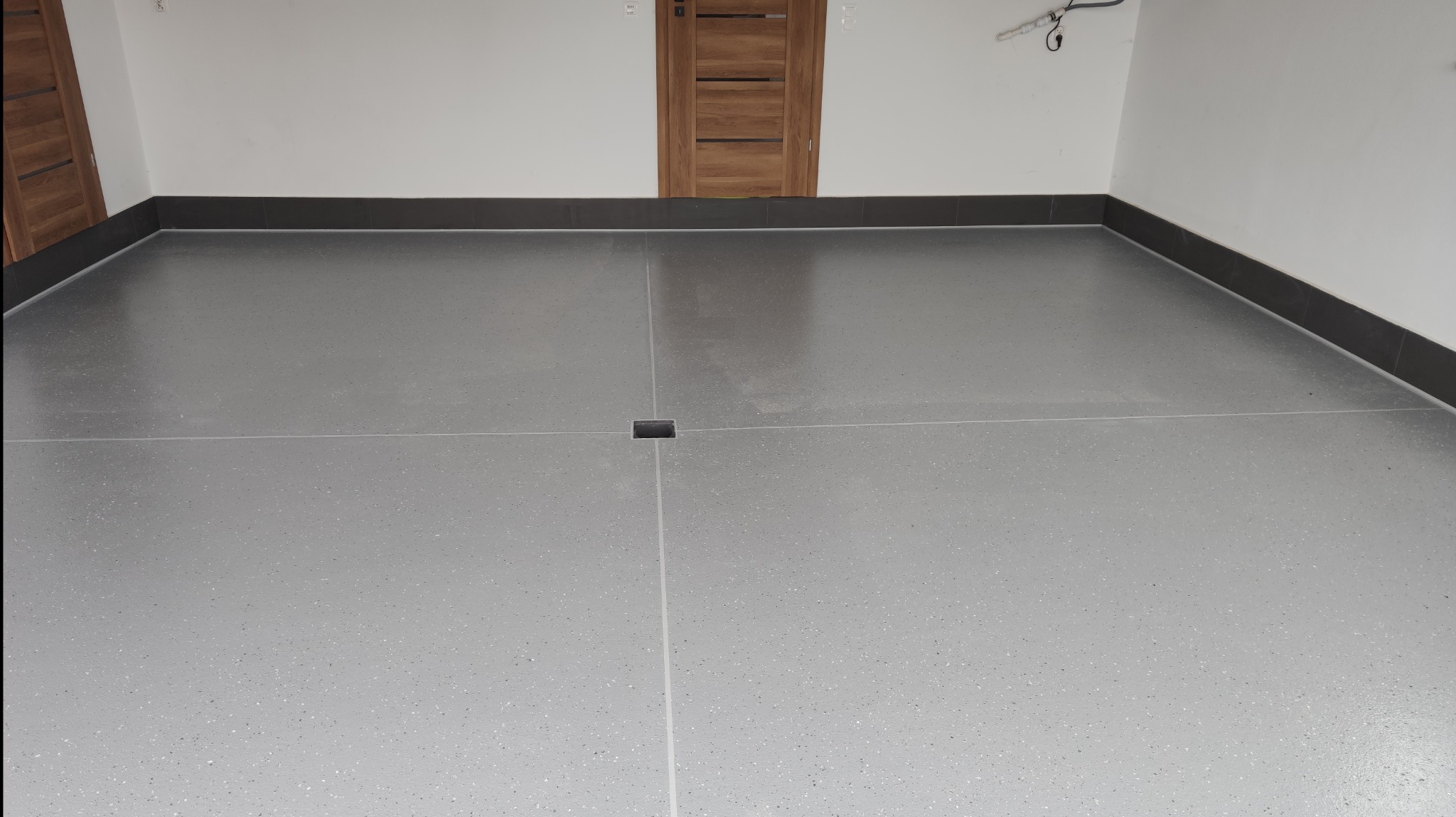 Posadzka epoksydowa barwiona z płatkami akrylowymi oraz lakierem bezbarwnym