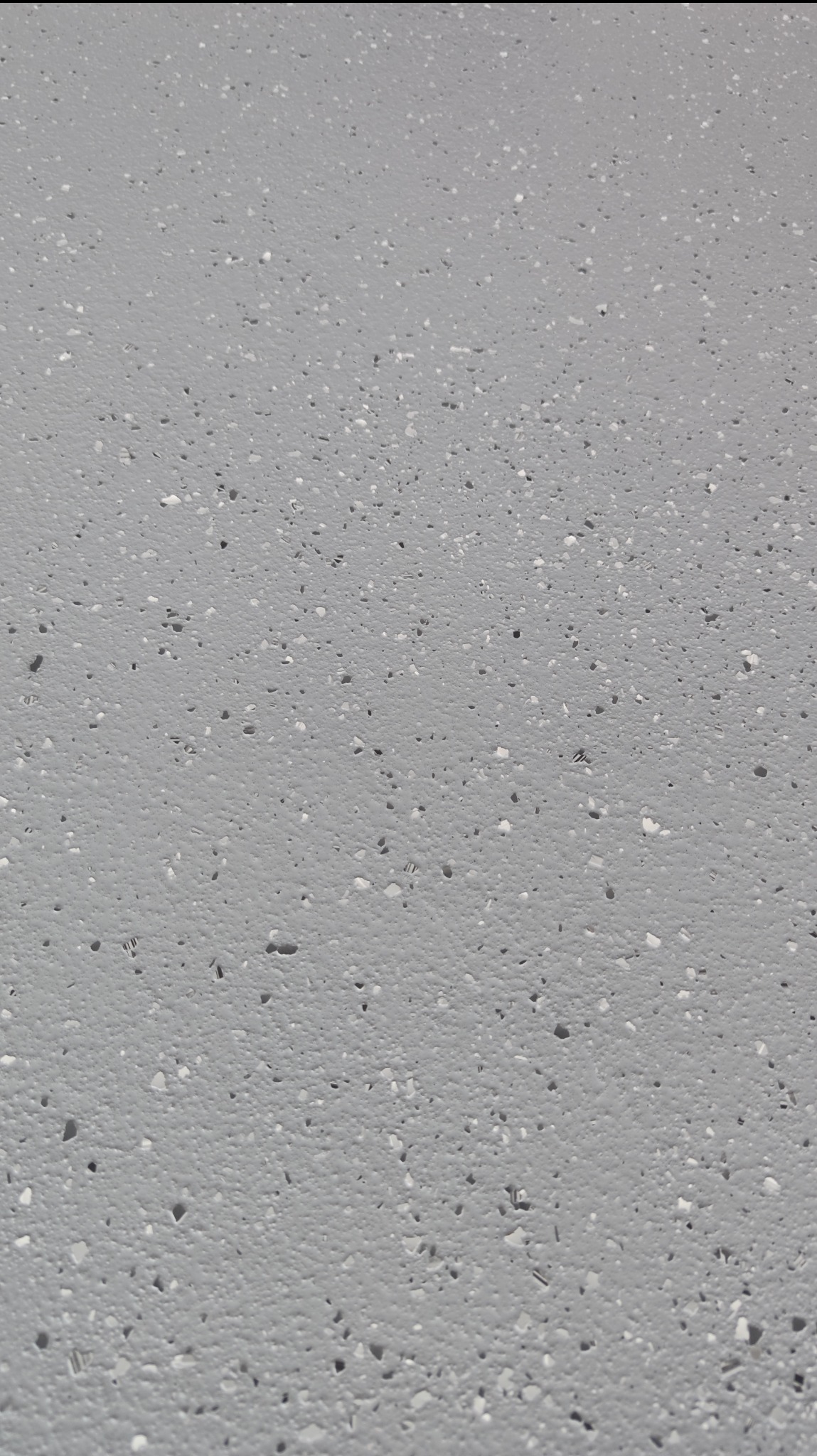 Posadzka epoksydowa szara z platkami akrylowymi