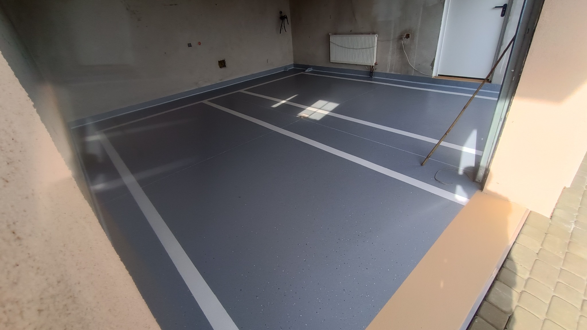 Posadzka epoksydowa barwiona antyposligowa